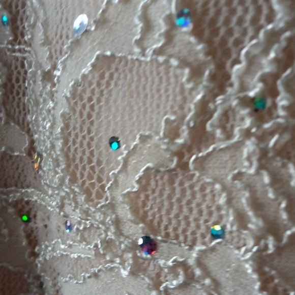 Beautiful lace top - Picture 3 of 3